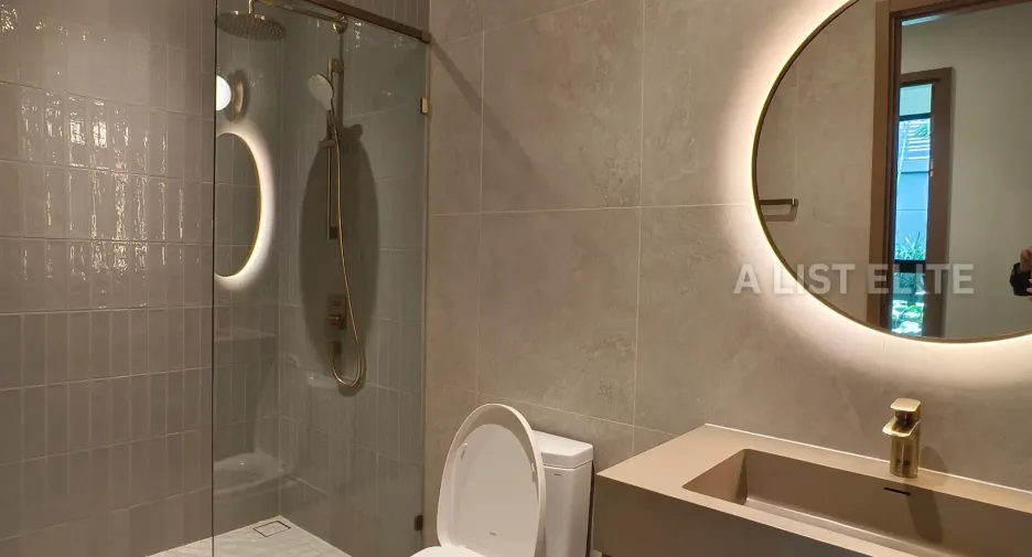 For sale 3 bedrooms condo in Khlong Toei, Bangkok