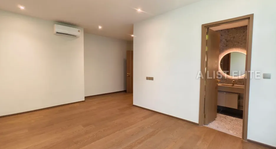 For sale 3 bedrooms condo in Khlong Toei, Bangkok