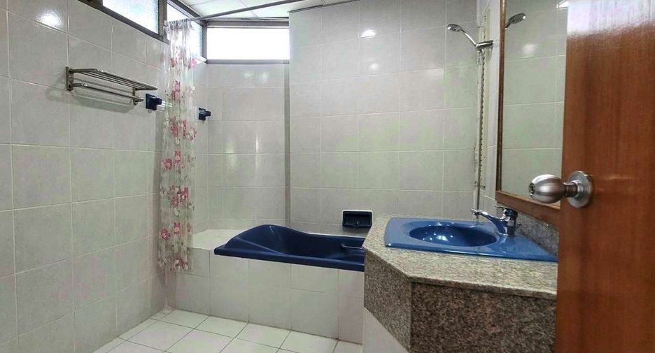 For rent 3 bedrooms condo in Watthana, Bangkok