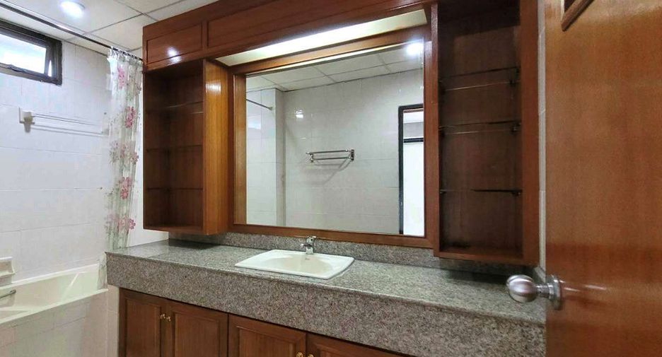 For rent 3 bedrooms condo in Watthana, Bangkok