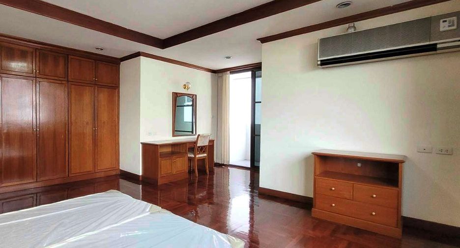 For rent 3 bedrooms condo in Watthana, Bangkok