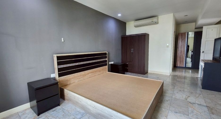 For rent 3 bedrooms condo in Watthana, Bangkok
