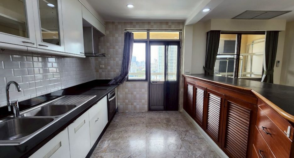 For rent 3 bedrooms condo in Watthana, Bangkok