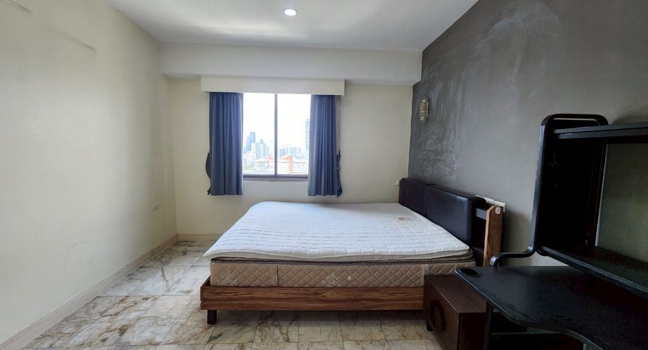For rent 3 bedrooms condo in Watthana, Bangkok