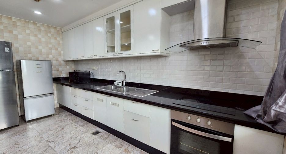 For rent 3 bedrooms condo in Watthana, Bangkok