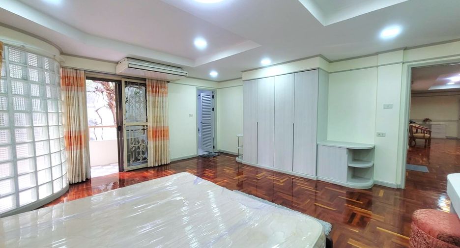 For rent 3 bedrooms condo in Watthana, Bangkok