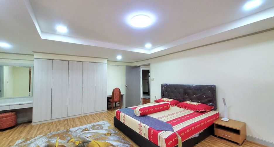 For rent 3 bedrooms condo in Watthana, Bangkok