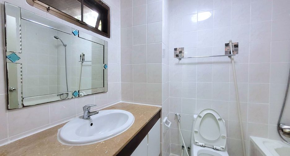 For rent 3 bedrooms condo in Watthana, Bangkok