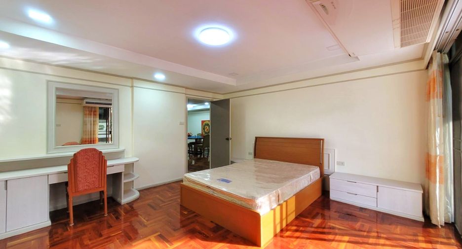 For rent 3 bedrooms condo in Watthana, Bangkok