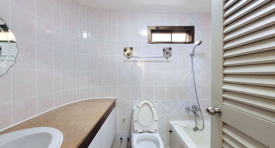 For rent 3 bedrooms condo in Watthana, Bangkok