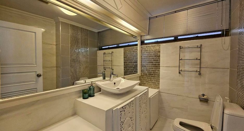 Condo en alquiler de 4 habitaciones en Watthana, Bangkok