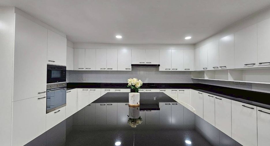 Condo en alquiler de 4 habitaciones en Watthana, Bangkok