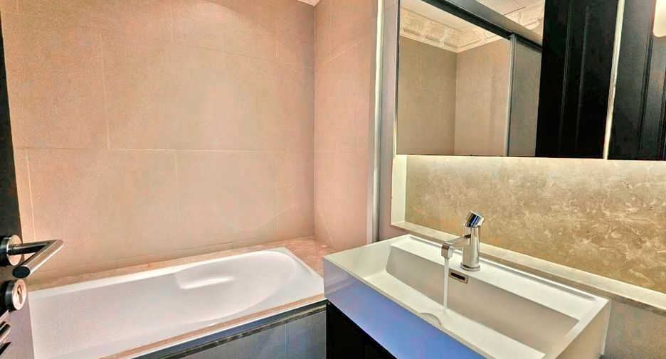 À louer et à vendre 3 chambres condo à Khlong Toei, Bangkok