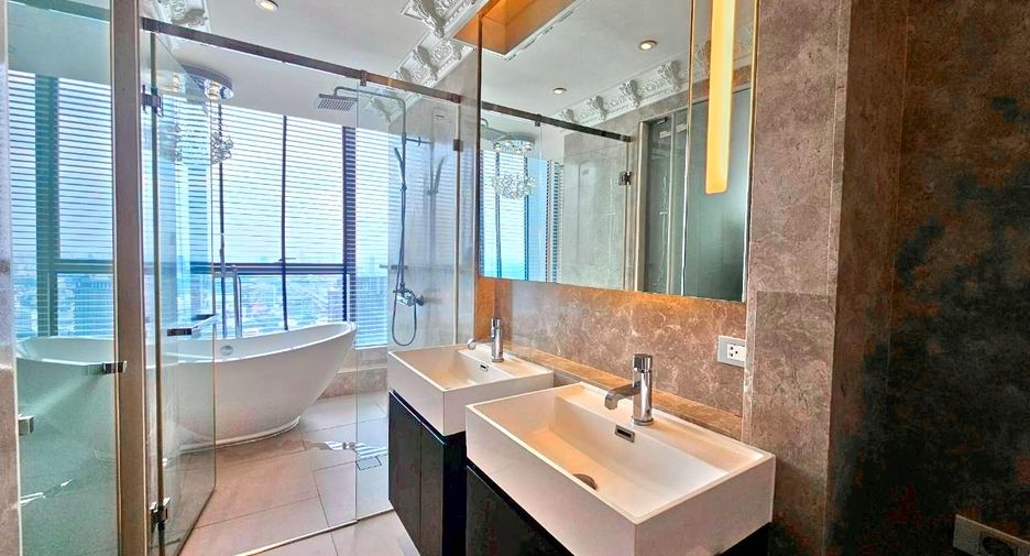 À louer et à vendre 3 chambres condo à Khlong Toei, Bangkok