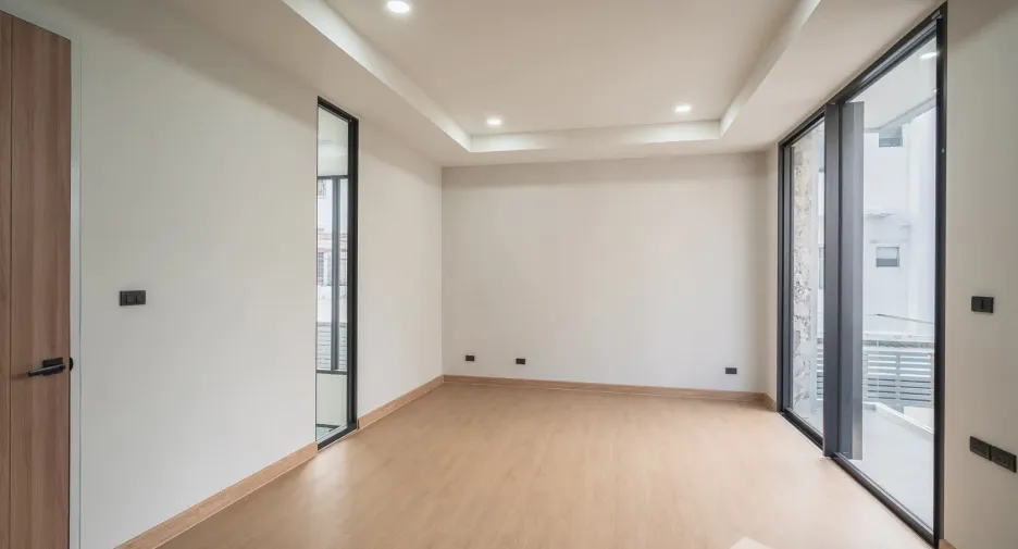 For sale 4 bedrooms house in Lat Krabang, Bangkok