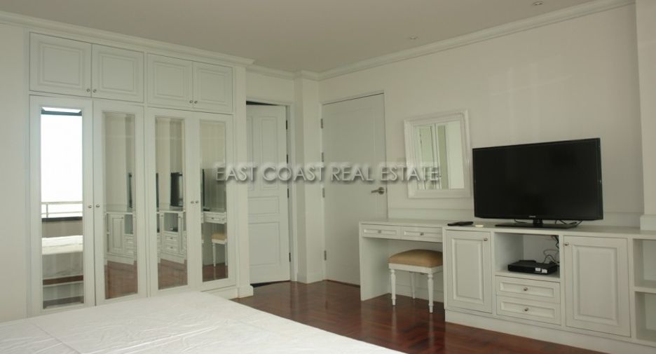 For rent 3 bedrooms condo in Pratumnak, Pattaya