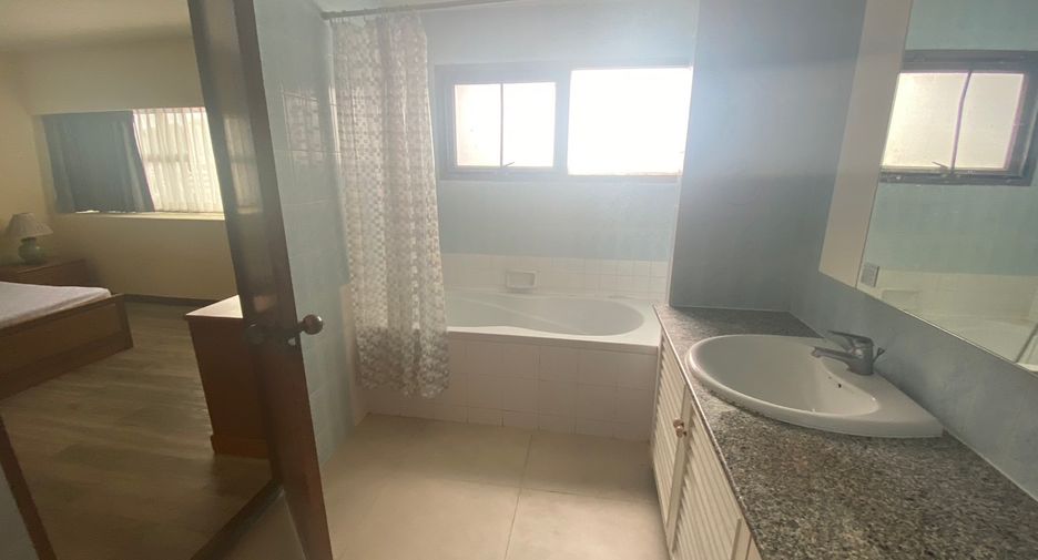 For rent 3 bedrooms condo in Watthana, Bangkok