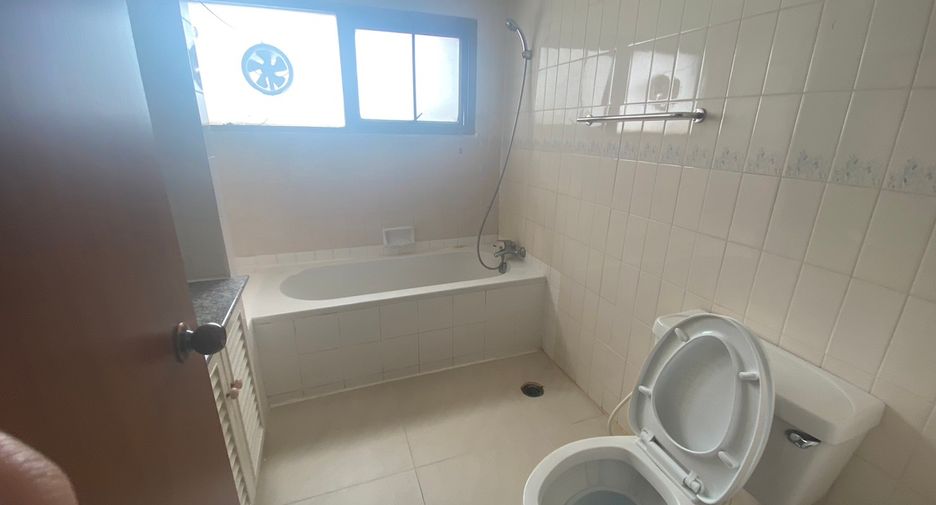 For rent 3 bedrooms condo in Watthana, Bangkok