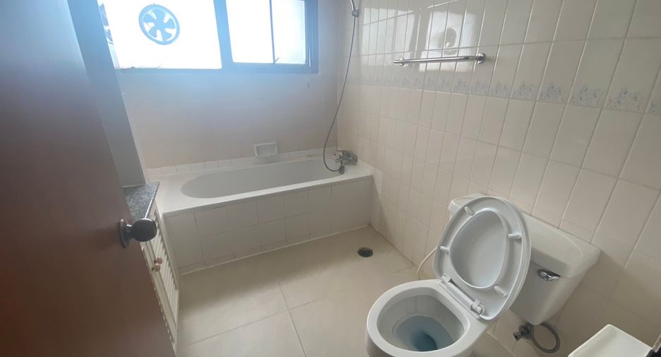 For rent 3 bedrooms condo in Watthana, Bangkok