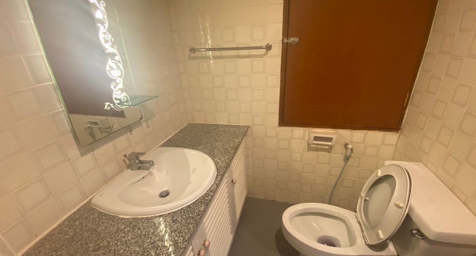 For rent 3 bedrooms condo in Watthana, Bangkok