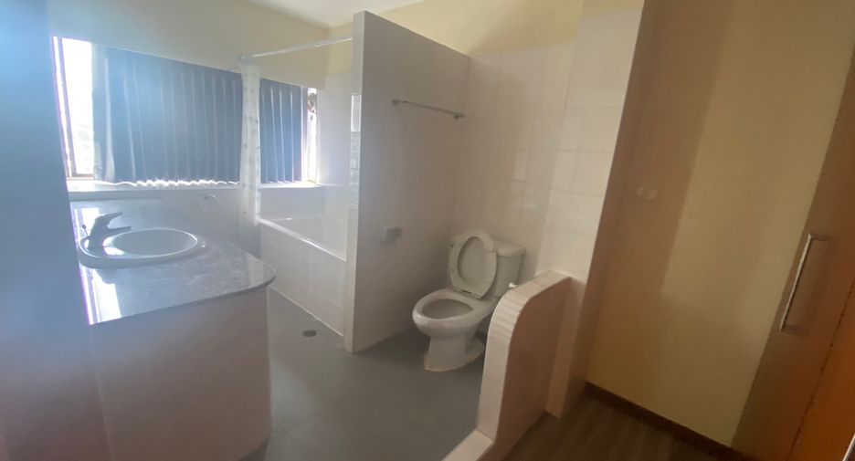 For rent 3 bedrooms condo in Watthana, Bangkok