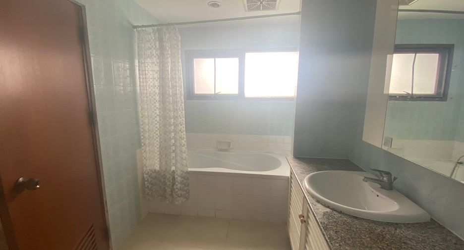 For rent 3 bedrooms condo in Watthana, Bangkok