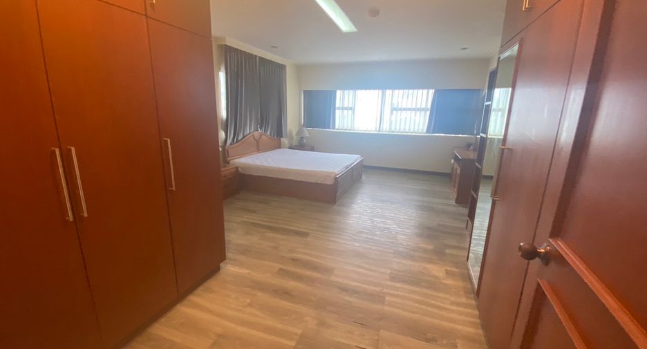 For rent 3 bedrooms condo in Watthana, Bangkok
