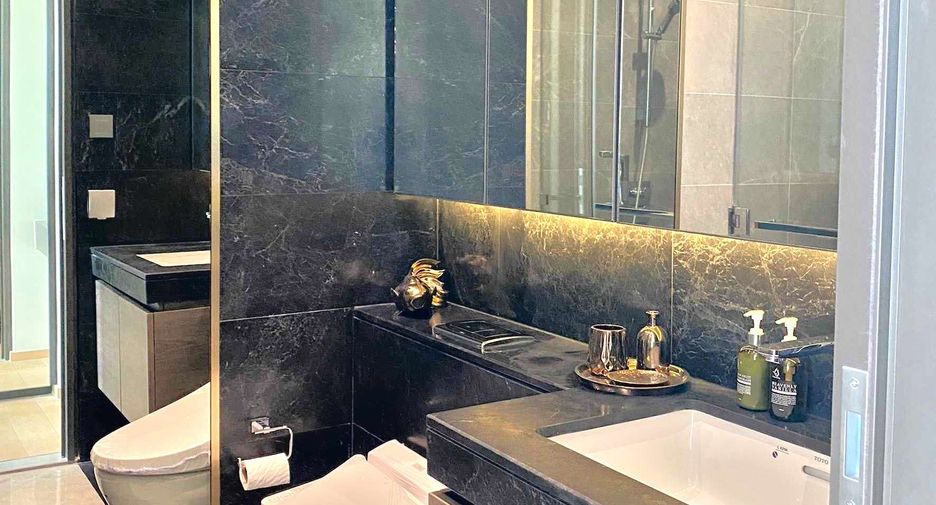 For rent 2 bedrooms condo in Pathum Wan, Bangkok