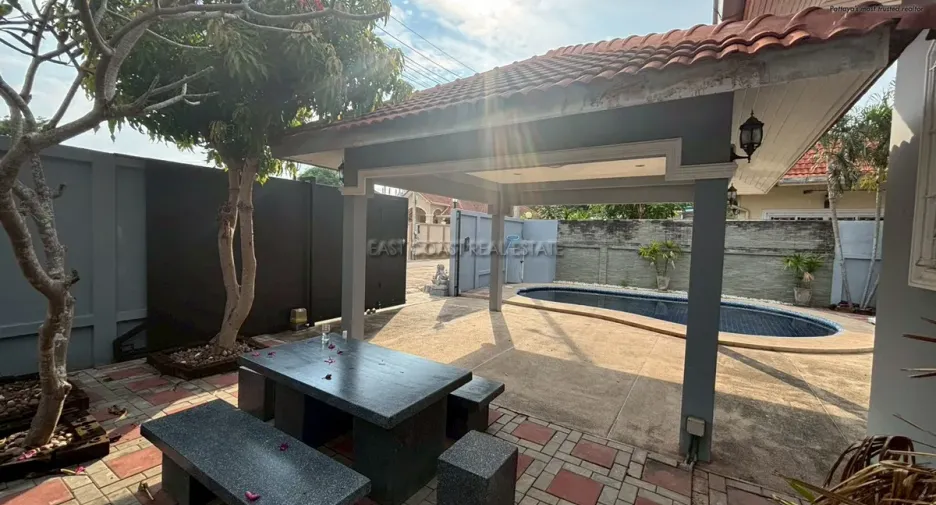 Casa en alquiler de 3 habitaciones en Bang Lamung, Chonburi
