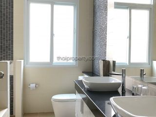 Casa en alquiler de 3 habitaciones en Bang Lamung, Chonburi