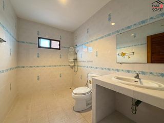 Casa en alquiler de 5 habitaciones en Bang Lamung, Chonburi