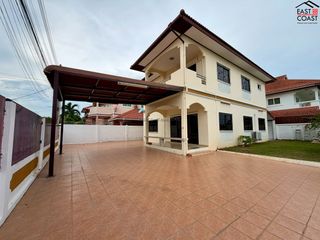Casa en alquiler de 5 habitaciones en Bang Lamung, Chonburi