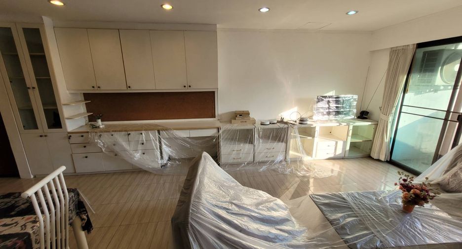 For rent 2 bedrooms condo in Watthana, Bangkok