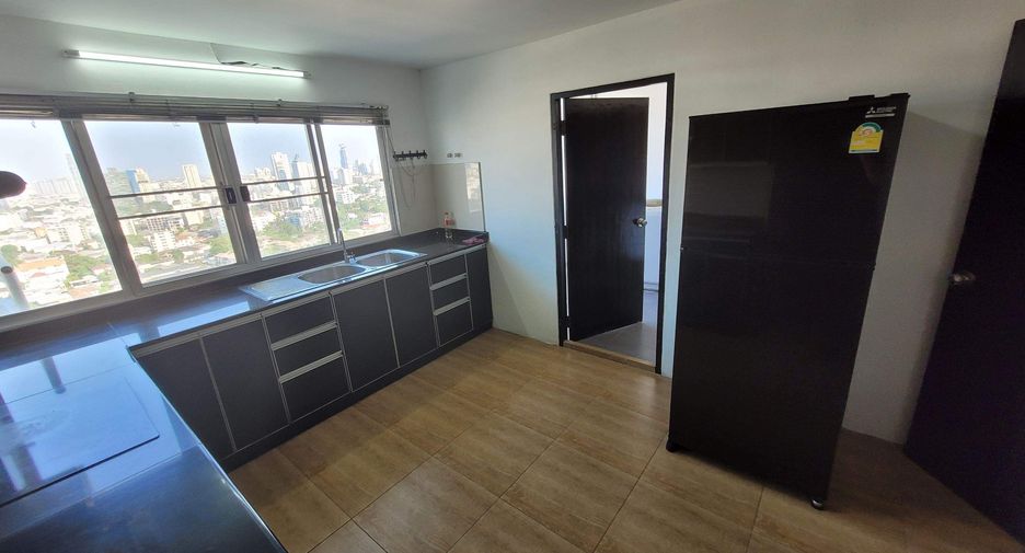 For rent 3 bedrooms condo in Watthana, Bangkok