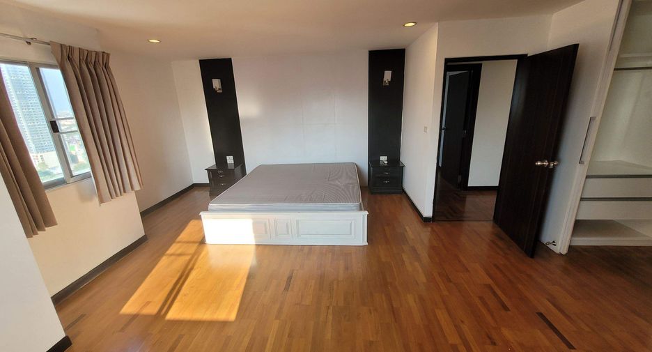 For rent 3 bedrooms condo in Watthana, Bangkok