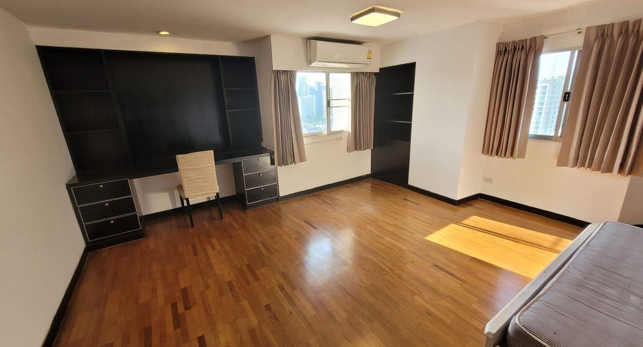 For rent 3 bedrooms condo in Watthana, Bangkok