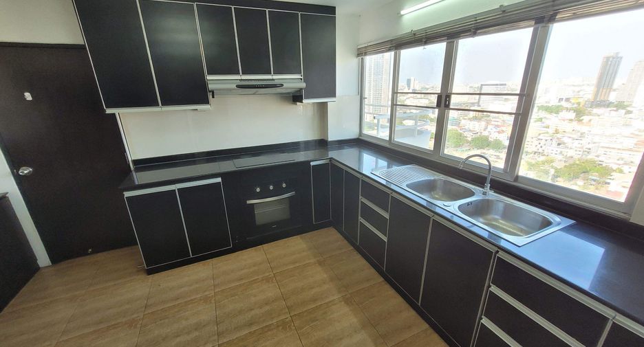 For rent 3 bedrooms condo in Watthana, Bangkok