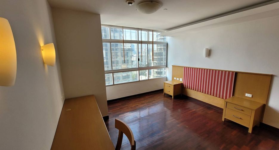 For rent 3 bedrooms condo in Watthana, Bangkok