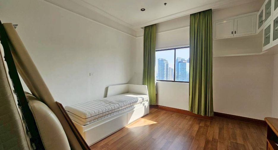 For rent 3 bedrooms condo in Watthana, Bangkok