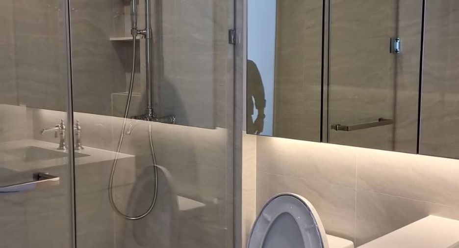 For rent 2 bedrooms condo in Pathum Wan, Bangkok