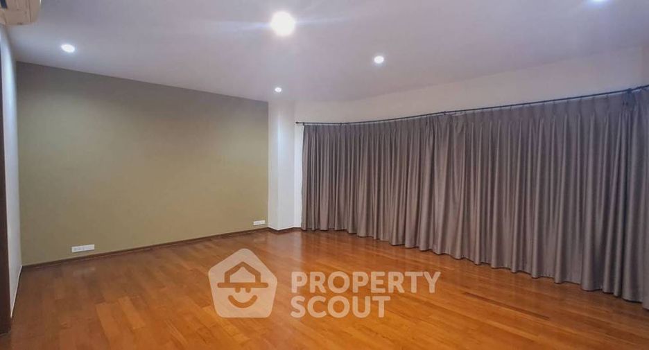For rent 4 bedrooms townhouse in Watthana, Bangkok