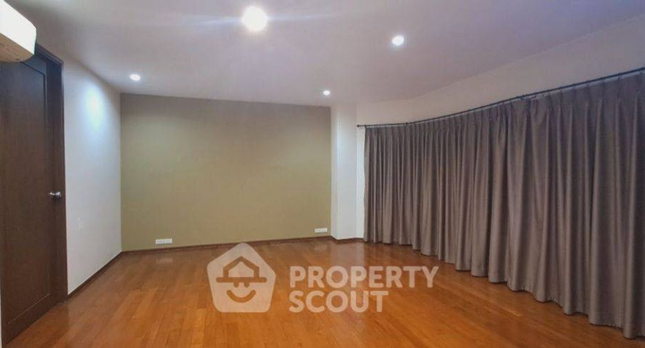 For rent 4 bedrooms townhouse in Watthana, Bangkok