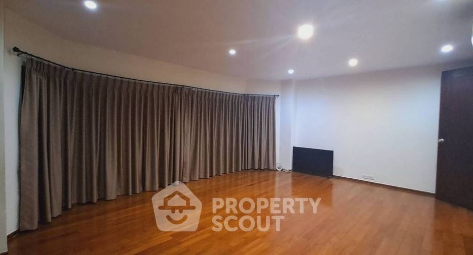 For rent 4 bedrooms townhouse in Watthana, Bangkok