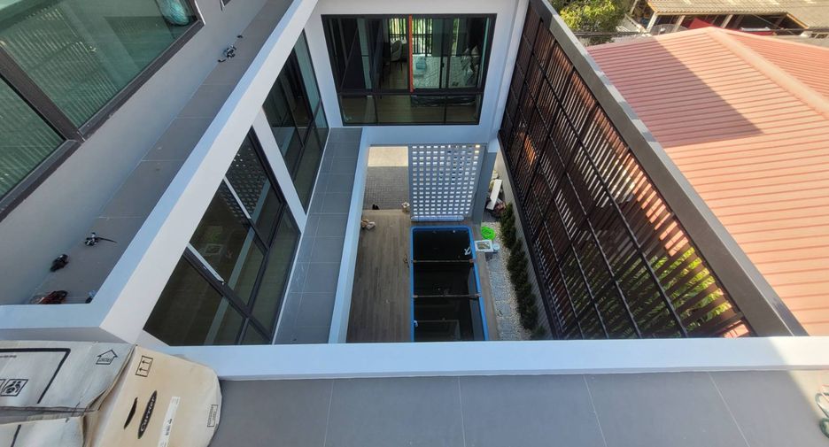 For rent 4 bedrooms house in Watthana, Bangkok