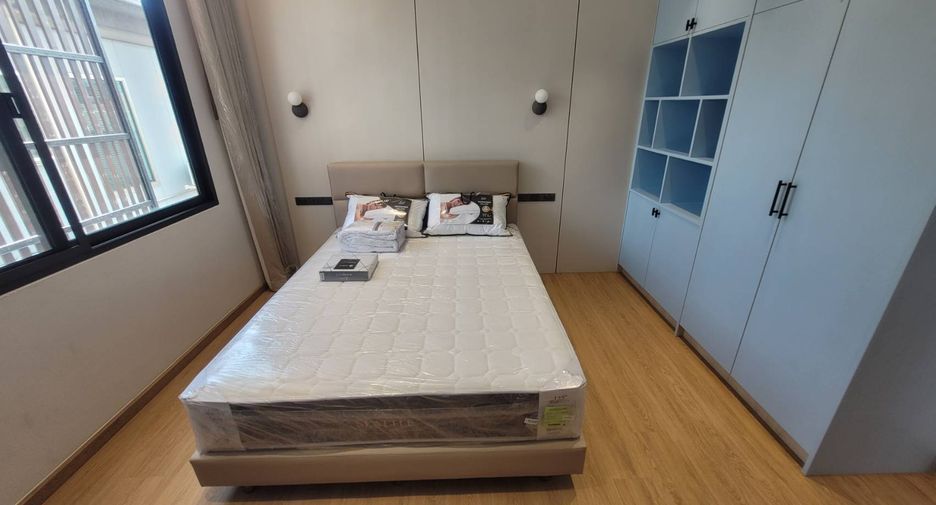 For rent 4 bedrooms house in Watthana, Bangkok
