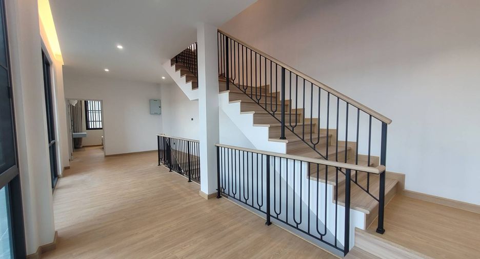 For rent 4 bedrooms house in Watthana, Bangkok