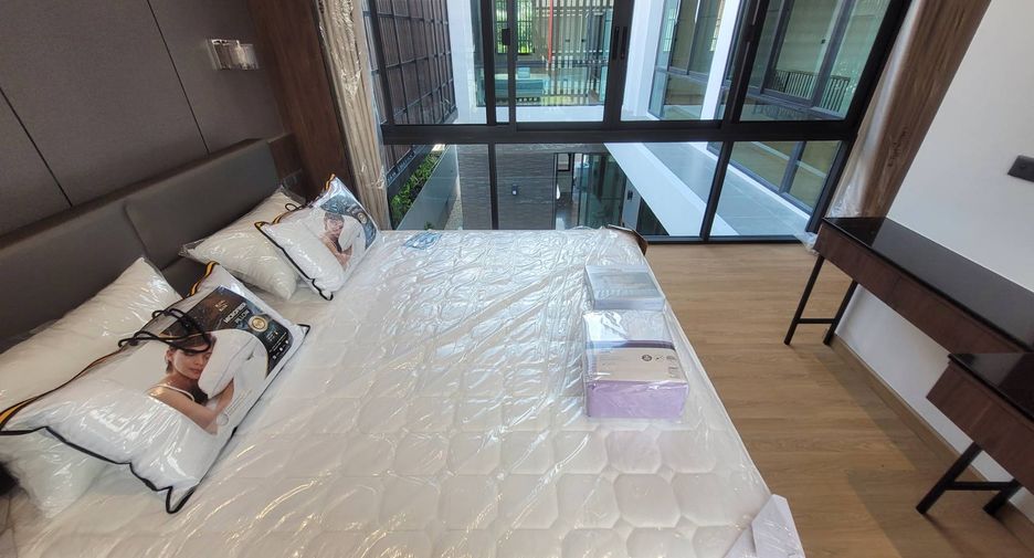 For rent 4 bedrooms house in Watthana, Bangkok