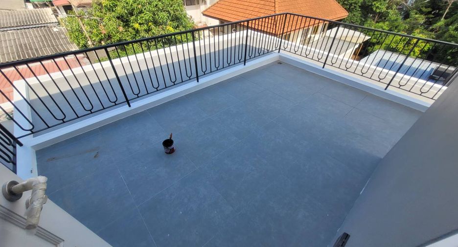 For rent 4 bedrooms house in Watthana, Bangkok