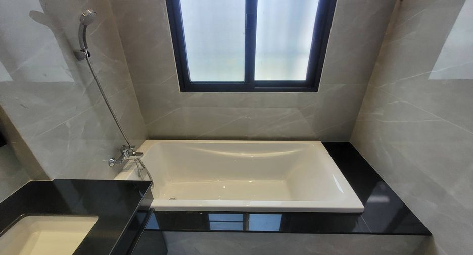 For rent 4 bedrooms house in Watthana, Bangkok