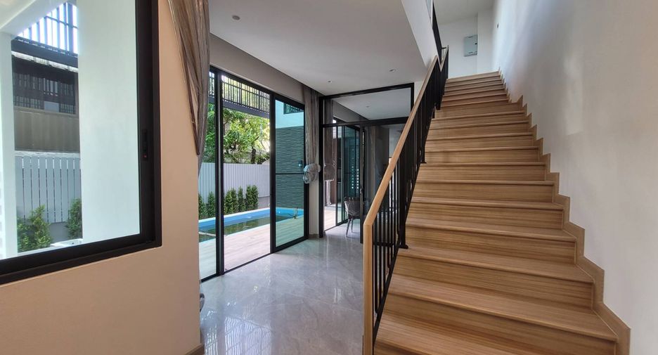 For rent 4 bedrooms house in Watthana, Bangkok